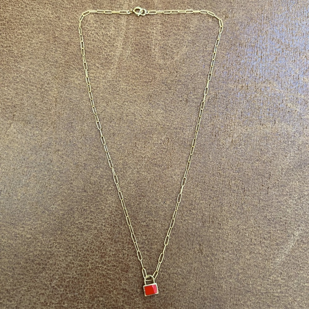Beautiful little necklace, looks very gentle and elegant.